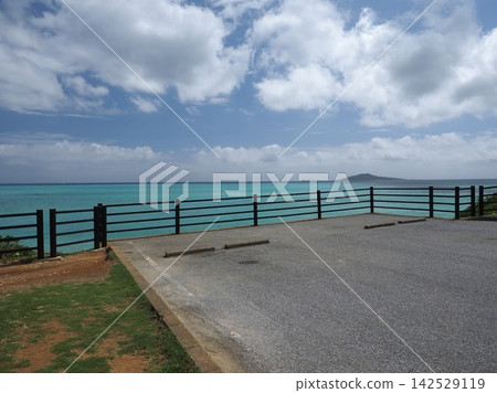 The beautiful ocean view you encounter after parking your car. The observation parking lot near Ikema Bridge and the vast summer sky. The beautiful ocean view you encounter after parking your car. The observation parking lot near Ikema Bridge and the vast summer sky. 142529119