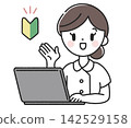 A female nurse giving instructions in front of a computer, with a beginner driver's mark on her driver's license. 142529158