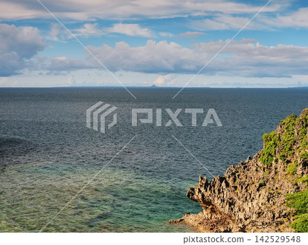 陽光溫暖地灑在前田岬,遠處海對岸可見伊江島。沖繩縣恩納村。 陽光溫暖地灑在前田岬,遠處海對岸可見伊江島。沖繩縣恩納村。 142529548