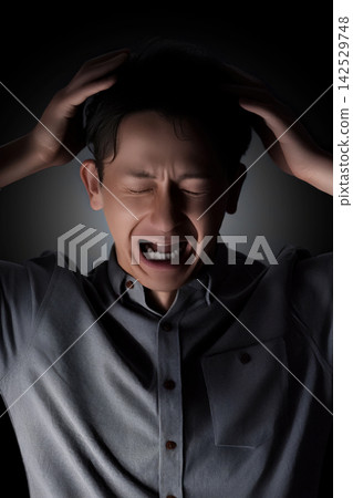 一位擔心的男性商人抱著頭 一位擔心的男性商人抱著頭 142529748