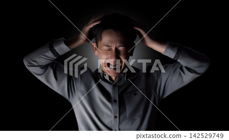 一位擔心的男性商人抱著頭 142529749