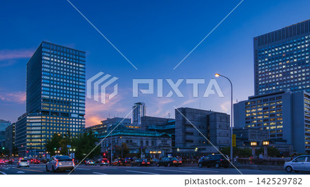 黃昏時分,城市建築和街道的夜景照片。 黃昏時分,城市建築和街道的夜景照片。 142529782