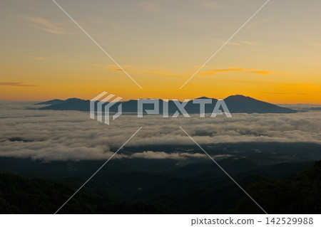 從長野縣大河原峠看到的日出時分的淺間山脈和雲海。 從長野縣大河原峠看到的日出時分的淺間山脈和雲海。 142529988