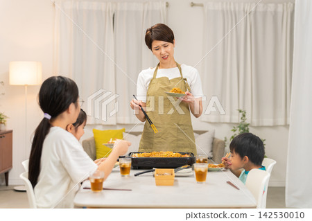 Mothers struggle with what to feed their children during summer vacation. Mothers struggle with what to feed their children during summer vacation. 142530010