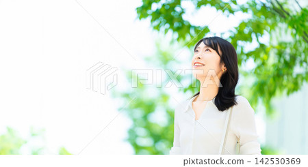 走在辦公區的女商人 走在辦公區的女商人 142530369
