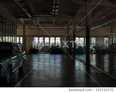 在德國克拉西克施塔特的一個玻璃封閉式車庫裡,新舊車整齊地排列著。 在德國克拉西克施塔特的一個玻璃封閉式車庫裡,新舊車整齊地排列著。 142530370