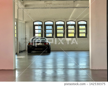 一輛法拉利 308 GTB 靜靜地停在德國克拉西克施塔特的一個車庫裡。 一輛法拉利 308 GTB 靜靜地停在德國克拉西克施塔特的一個車庫裡。 142530375