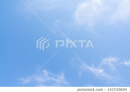 漂浮在藍天上的雲彩 漂浮在藍天上的雲彩 142530604