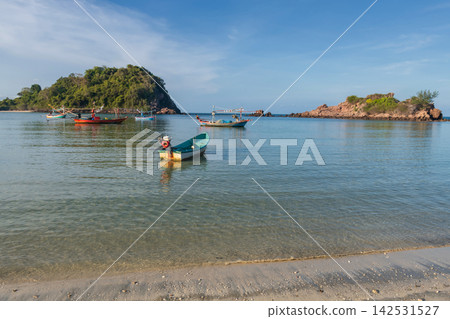 Fishing boats at iconic separated Sea of Ao Bo Thong Lang, Bang Saphan Fishing boats at iconic separated Sea of Ao Bo Thong Lang, Bang Saphan 142531527