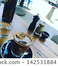在咖啡館煮咖啡 142531884
