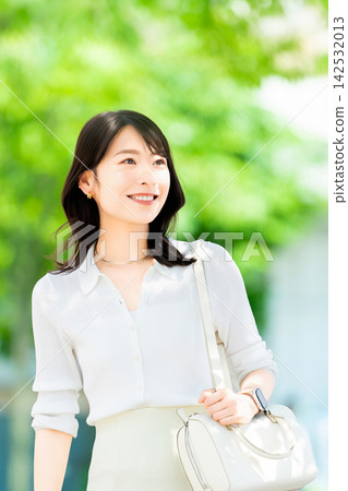 走在辦公區的女商人 走在辦公區的女商人 142532013