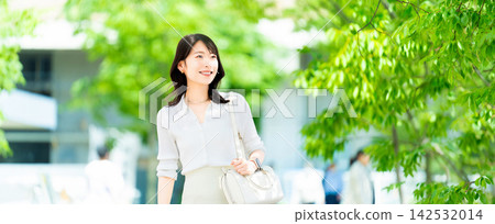 走在辦公區的女商人 走在辦公區的女商人 142532014