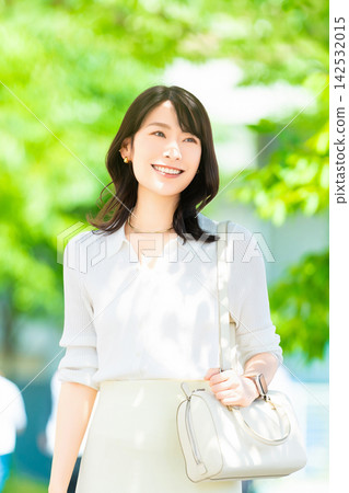 走在辦公區的女商人 走在辦公區的女商人 142532015