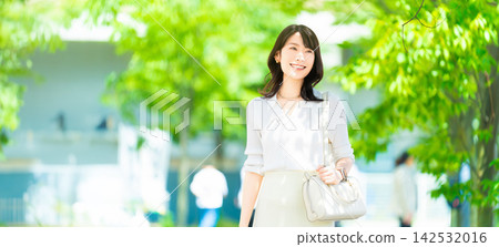 走在辦公區的女商人 走在辦公區的女商人 142532016