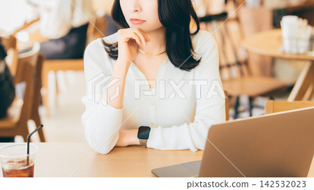 在咖啡館工作的女人/女商人 在咖啡館工作的女人/女商人 142532023