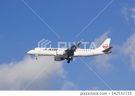 一架日本航空股份有限公司(J-AIR)的巴西航空工業公司E190飛機在藍天中飛行,準備降落。 一架日本航空股份有限公司(J-AIR)的巴西航空工業公司E190飛機在藍天中飛行,準備降落。 142532155