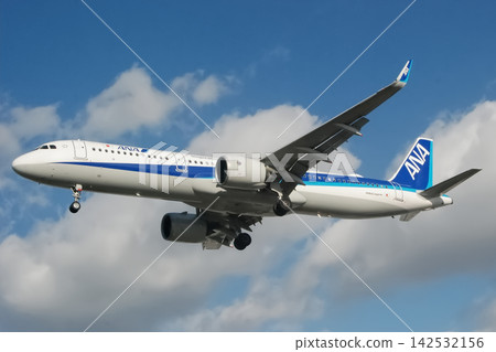 全日空的空中巴士A321neo飛機在藍天中進場降落。 全日空的空中巴士A321neo飛機在藍天中進場降落。 142532156