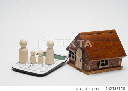 一家人拿著計算器,想像買房子和規劃家庭財務。 一家人拿著計算器,想像買房子和規劃家庭財務。 142532158