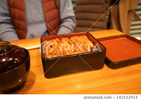 I'm having grilled eel. 142532413