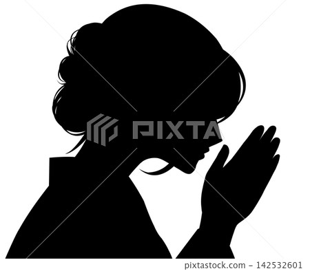 一位身著傳統日式服裝的女性的剪影,雙手交握 一位身著傳統日式服裝的女性的剪影,雙手交握 142532601