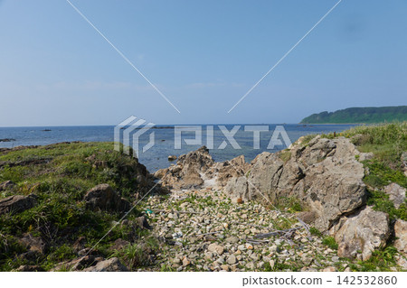 Tobishima Island: Rocky shore, clear shallows Tobishima Island: Rocky shore, clear shallows 142532860