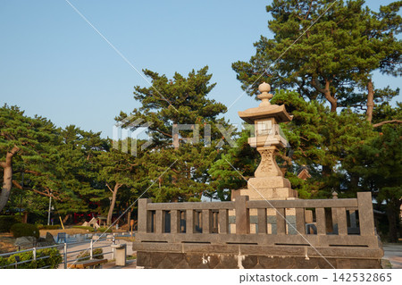 Hiyoriyama Park, permanent lantern, twilight in the pine forest Hiyoriyama Park, permanent lantern, twilight in the pine forest 142532865