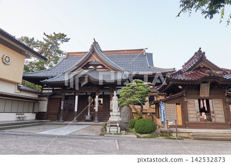 Sunakozan Kaikoji Temple: Main Hall and Kannon Statue, Sakata Sunakozan Kaikoji Temple: Main Hall and Kannon Statue, Sakata 142532873