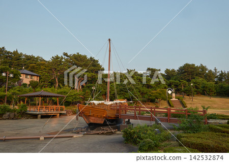 日和山公園:戰國船(大型貨船)的復原模型和松林的傍晚景色。 日和山公園:戰國船(大型貨船)的復原模型和松林的傍晚景色。 142532874