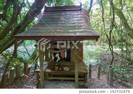 丸池神社,位於丸池池邊,是一個小型神社,有神聖的繩子(注連繩)。 丸池神社,位於丸池池邊,是一個小型神社,有神聖的繩子(注連繩)。 142532879