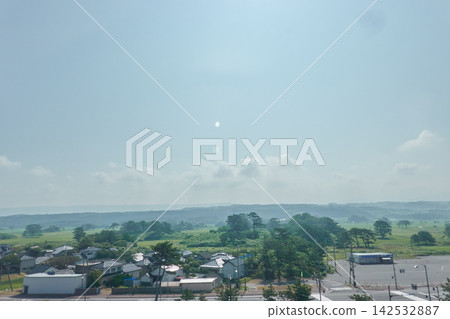 九十九島木坂市,二賀保市:城鎮景觀與松林的全景。 九十九島木坂市,二賀保市:城鎮景觀與松林的全景。 142532887