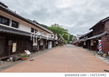 熊川塾,位於鯖魚街道沿線的城鎮景觀,是國家指定的傳統建築群重要保護區。 熊川塾,位於鯖魚街道沿線的城鎮景觀,是國家指定的傳統建築群重要保護區。 142532942