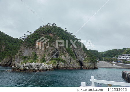 從渡輪上看到的式根島、野武士港和海岬 從渡輪上看到的式根島、野武士港和海岬 142533053