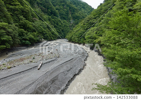 蘇瑪塔峽谷、蘇瑪塔河、河床和泥濘的溪流 蘇瑪塔峽谷、蘇瑪塔河、河床和泥濘的溪流 142533088
