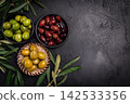 Green and black olives 142533356