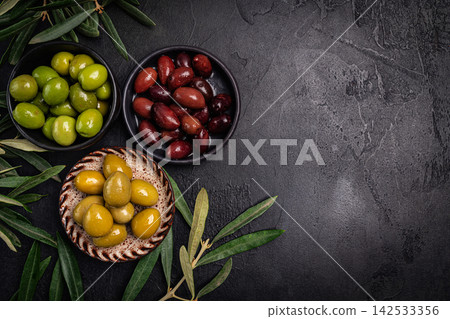 Green and black olives 142533356