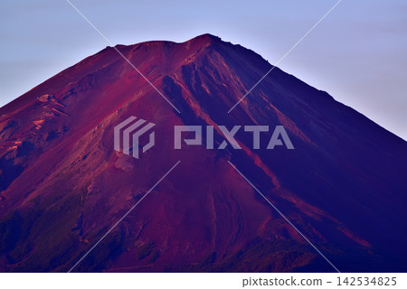 夏日黎明時分,從河口湖眺望紅色的富士山 夏日黎明時分,從河口湖眺望紅色的富士山 142534825