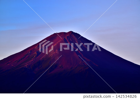 夏日黎明時分,從河口湖眺望紅色的富士山 夏日黎明時分,從河口湖眺望紅色的富士山 142534826