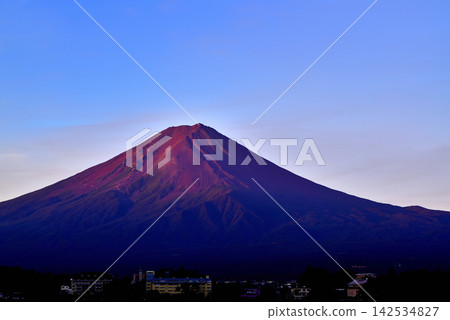 夏日黎明時分,從河口湖眺望紅色的富士山 夏日黎明時分,從河口湖眺望紅色的富士山 142534827