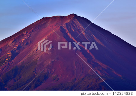 夏日黎明時分,從河口湖眺望紅色的富士山 夏日黎明時分,從河口湖眺望紅色的富士山 142534828