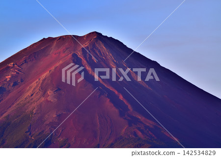 夏日黎明時分,從河口湖眺望紅色的富士山 夏日黎明時分,從河口湖眺望紅色的富士山 142534829
