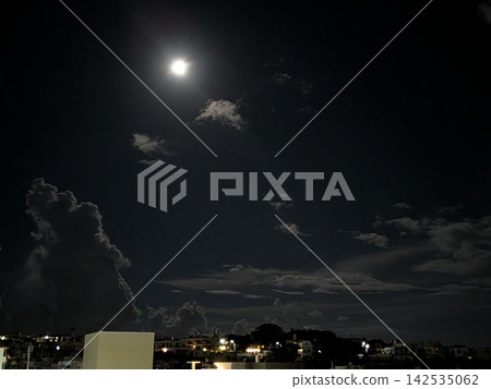 月亮漂浮在夜空中 142535062