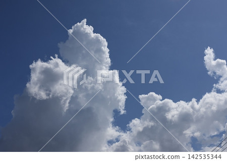白雲在夏日的天空中升起 白雲在夏日的天空中升起 142535344
