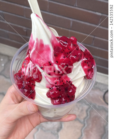 Soft serve ice cream (dragon fruit) Soft serve ice cream (dragon fruit) 142535592