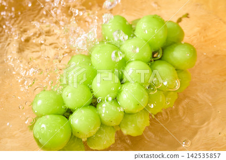 Wash the Shine Muscat grapes under running water. Wash the Shine Muscat grapes under running water. 142535857