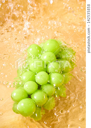 Wash the Shine Muscat grapes under running water. Wash the Shine Muscat grapes under running water. 142535858
