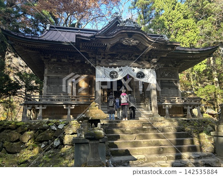 This is the worship hall and people praying at Towada Shrine, a shrine located on the shores of Lake Towada in Aomori Prefecture. This is the worship hall and people praying at Towada Shrine, a shrine located on the shores of Lake Towada in Aomori Prefecture. 142535884