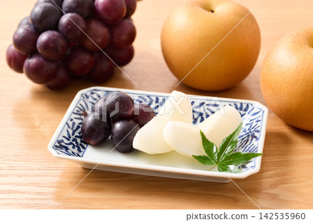 盤子上擺放著葡萄和梨(巨峰梨和秋月梨)。 盤子上擺放著葡萄和梨(巨峰梨和秋月梨)。 142535960