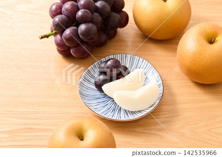 盤子上擺放著葡萄和梨(巨峰梨和秋月梨)。 盤子上擺放著葡萄和梨(巨峰梨和秋月梨)。 142535966