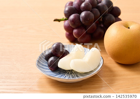 盤子上擺放著葡萄和梨(巨峰梨和秋月梨)。 盤子上擺放著葡萄和梨(巨峰梨和秋月梨)。 142535970