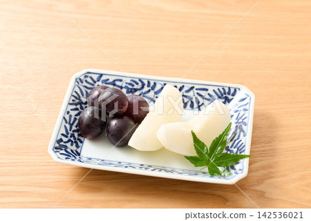 盤子上擺放著葡萄和梨(巨峰梨和秋月梨)。 盤子上擺放著葡萄和梨(巨峰梨和秋月梨)。 142536021